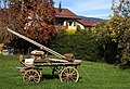 Une charrette dans le jardin potager d'un habitant.