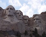 Mount Rushmore - George Washington; Thomas Jefferson; Theodore Roosevelt ac Abraham Lincoln