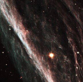 Fotografie z Hubbleova teleskopu v nepravých barvách.