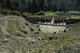 Vue sud-est du sommet de la cavea du théâtre.