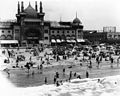 La plage et la maison de bain en 1922.