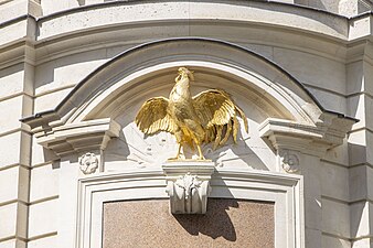 Coq gaulois, situé juste en dessous.