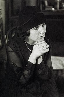 Portrait de profil d'Elsa Triolet en 1925, la tête couverte d'un chapeau-cloche typique des années folles.