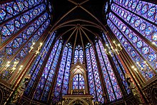 Photographie contemporaine des vitraux est de la Sainte-Chapelle, à dominante bleue.