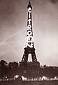 La tour Eiffel de nuit arborant la publicité «Art déco» imaginée par André Citroën en 1925.