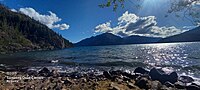 El lago completamente rodeado de montañas y un tono azul imponente.