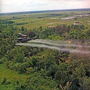 מסוק מדגם בל UH-1 ב-1969 כשהוא מרסס "אייג'נט אורנג'" במלחמת וייטנאם.