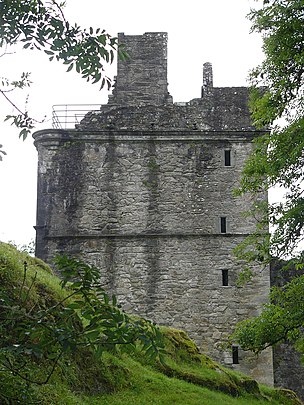 טירת קארנאסרי (Carnasserie Castle) נבנתה עבור ג'ון קרסוול (John Carswell) בעזרת שבט קמפבל. קרסוול תרגם את הספר הראשון שיצא לדפוס בגאלית, שהודפס באדינבורו ב-1567.