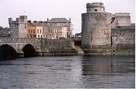 Thomond Bridge og King John's Castle