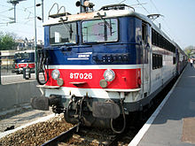 Deux locomotives BB 17000 avec leur VB 2N en gare d'Argenteuil, en avril 2007.