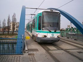 Le tram T1 sur le pont de Bondy en 2006.