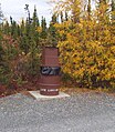 Ein bärensicherer Mülleimer in Lake Louise State Park, Alaska