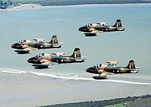 Photographie de quatre avions à réaction volant en formation.