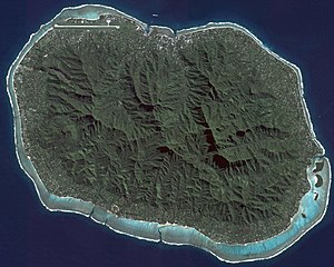 Rarotonga a NASA műholdas felvételén (az egyenes csík a repülőtér, tőle jobbra terül el Avarua)