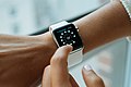 Die Apple Watch trägt man am Handgelenk.