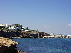 Vue sur la falaise et le port.