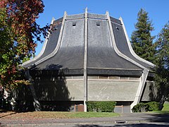 Photographie en couleurs d'une église circulaire à l'architecture contemporaine.