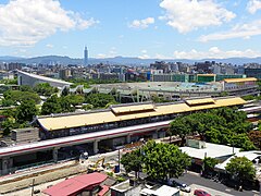 타이베이 첩운 단수이-산이선의 위안산역과 중산 축구장의 모습. 2010년 7월 18일 촬영.