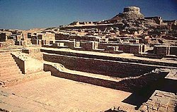 Ruïnes van Mohenjo-daro in Pakistan wat opgegrawe is. Dit wys die Groot Bad op die voorgrond.