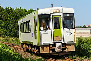 大湊線を走行するキハ100系気動車 （2021年7月 有戸駅 - 北野辺地駅間）