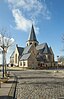 Heropgebouwde parochiekerk Sint-Martinus met omringend kerkhof