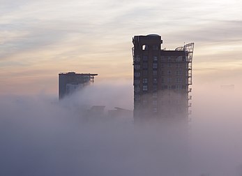 Tours résidentielles des bords de la Tamise émergeant au-dessus du smog londonien. (définition réelle 3 738 × 2 718)