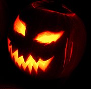 Ta'n Jack-o'-lantern, pumkin ta grainnit as cainleyn currit ayn, nane jeh ny phreeu-chowraghyn bentyn rish Oie Houney noa-emshiragh.