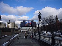 Affiche de campagne géante pour Dimitri Medvedev à Moscou, le montrant soutenu par Vladimir Poutine pour l'élection présidentielle en mars.