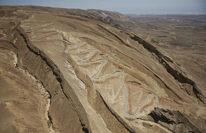 תצלום אוויר של מעלה העקרבים. המעלה הוא דרך תלולה ומפותלת בנגב המזרחי, מדרום למכתש הקטן, ששימשה עורק תחבורה עיקרי בין באר שבע לאילת.