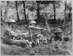 Canon de 37 mm modèle 1916 TRP français servi par des soldats américains, sur le parapet d’une tranchée de deuxième ligne. D'une portée maximale de deux kilomètres et demi, il peut tirer 28 coups par minute.