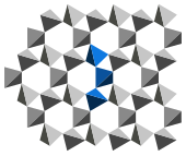 α-Quarzstruktur: Verknüpfung spiralförmiger Ketten, eine Kette blau hervorgehoben; Blick entlang der c-Achse (3-zählige Achse)