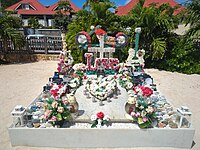 Tombe au cimetière de l'église de Lorient de Saint-Barthélemy