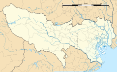 Mapa konturowa prefektury Tokio, blisko centrum na prawo znajduje się punkt z opisem „Ajinomoto Stadium”