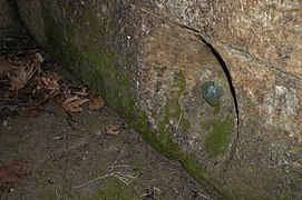 Bouchon de bronze, au bas du réservoir de la clepsydre.