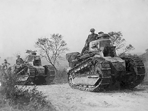 Soldats américains montant en ligne dans la foret d'Argonne sur des chars Renault FT, France, 26 septembre 1918.