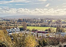 Das Bahnhofsgebäude in Fröndenberg mit Ausblick zur Nachbarstadt Menden (Aufgenommen von der Haßleistraße in Fröndenberg)