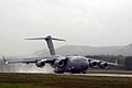 מטוס תובלה אמריקני מסוג C-17 שב לבסיסו לאחר שהצניח אספקה הומניטרית