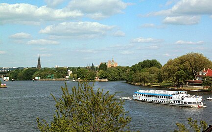 La Moselle se divise à Metz en plusieurs bras. Ici, vue depuis le pont de Verdun, l’île du Saulcy au fond, et l’île Saint-Symphorien à droite (commune de Longeville-lès-Metz).