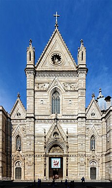 Façade de la cathédrale de Naples.