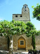 Le beffroi surplombant l'une des portes de vieux village.