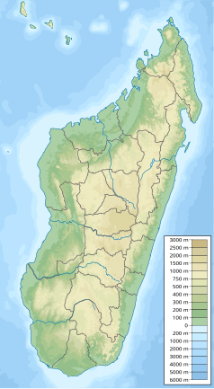 Mapa konturowa Madagaskaru, blisko centrum na dole znajduje się punkt z opisem „Park Narodowy Ranomafana”