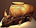 Un water buffalo in ceramica de 2300 BC trovate in Lopburi, Thailanda (Museum of Asian Art, Berlin)