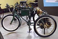 Um triciclo motorizado Aster de 1899.