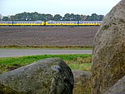 Het hunebed met op de achtergrond de intercity uit Groningen