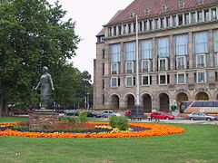 Trümmerfrau-Denkmal vor dem Rathaus