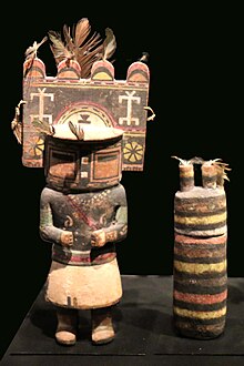 Poupées kachina Hopi. Bois, pigments, plumes, : à g. H. 25, à d. H. 16 cm. États-Unis. 1850-1950