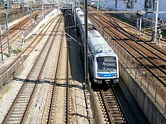 Une autre rame Z 22500 entre dans le tunnel voie 2, en avril 2008. De gauche à droite, on trouve la voie 1, la voie « tiroir », la voie raccordant la voie « tiroir » aux voies lentes et enfin les deux voies lentes.