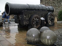 Bombarda medieval com balas de grande calibre (50cm)