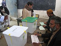 Un bureau de vote à Lahore lors des élections législatives pakistanaises en février.