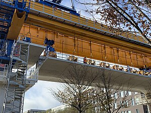 Lanceur assemblant les voussoirs du tablier du viaduc de Marguerite Perey, en novembre 2022.